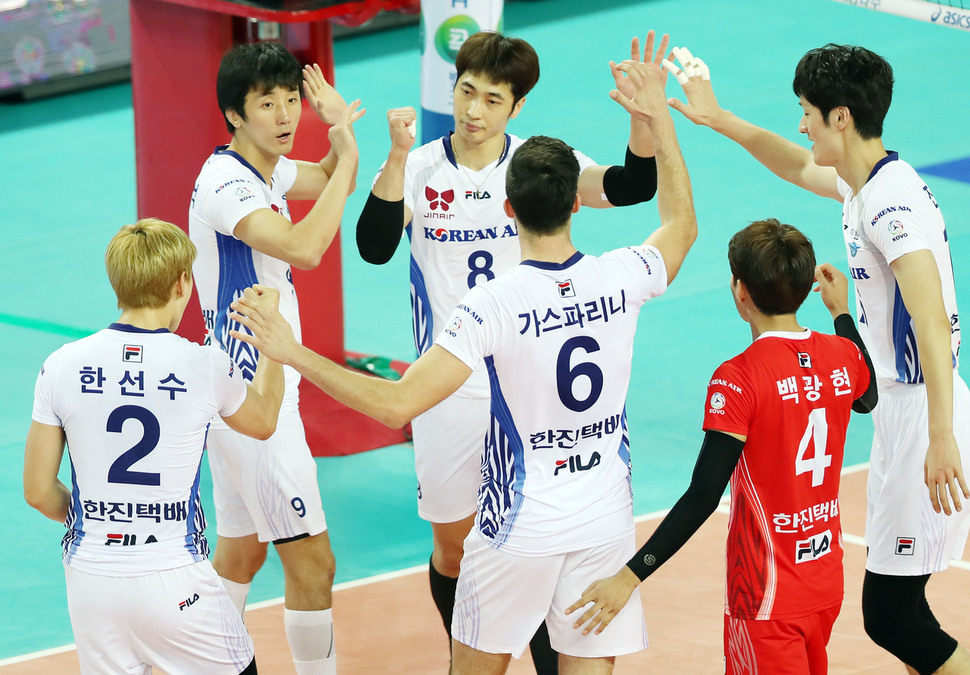 20일 인천 계양체육관에서 열린 남자프로배구 대한항공과 한국전력의 경기. 1세트 대한항공 선수들이 득점한 뒤 기뻐하고 있다. 사진 연합뉴스