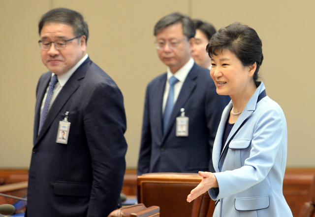 박근혜 대통령이 20일 오후 청와대에서 열린 수석비서관회의에서 참석자들에게 자리를 안내하고 있다. 왼쪽으로 안종범 정책조정수석과 그 뒤로 우병우 민정수석이 보인다. 청와대사진기자단