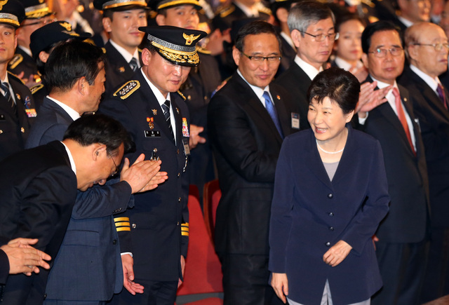 박근혜 대통령이 21일 서울 세종문화회관 대극장에서 제71주년 경찰의 날 기념식 행사가 끝난 뒤 이정현(맨 왼쪽) 새누리당 대표의 인사를 받고 있다. 청와대사진기자단