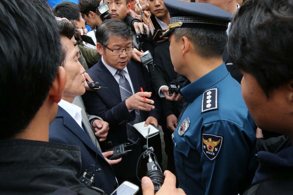 홍완선 서울 종로경찰서장이 이정일 변호사등 백남기 대책위 관계자들에게 영장집행에 협조해줄 것을 요청하고 있다. 김태형 기자 xogud555@hani.co.kr