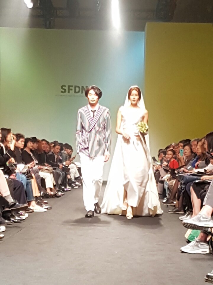 20일 밤 서울시 ‘지속가능패션디자인런웨이’에서 선보인 웨딩 예복.