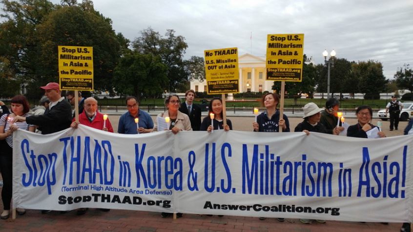 21일 미국 워싱턴 백악관 앞에서 열린 사드 배치 반대 집회에서 참가자들이 현수막과 손팻말, 촛불을 들고 있다. ‘사드 한국배치와 아태지역 군사화 저지를 위한 미국 태스크포스’ 제공