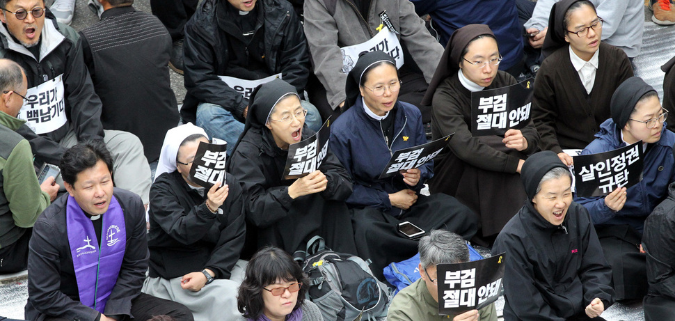 백남기 농민에 대한 부검영장 집행이 예고된 23일 오전 서울 종로구 서울대병원 장례식장에서 시민들이 강제부검을 반대하는 집회를 열고 있다. 김태형 기자 xogud555@hani.co.kr