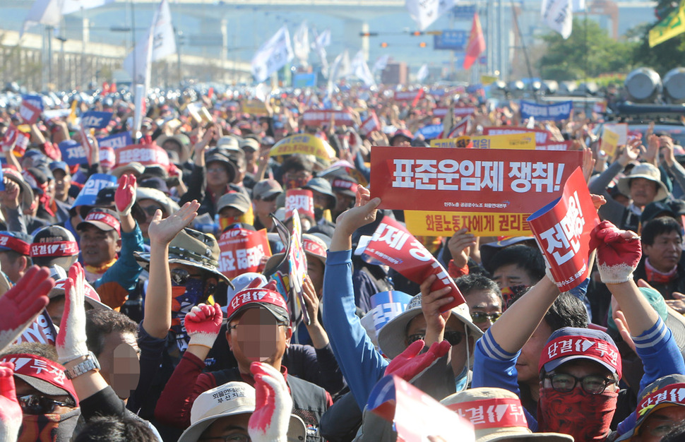 화물연대가 집단 운송거부에 들어간 지 8일째인 17일 화물연대 조합원들이 부산 신항에서 집회하고 있다. 2016.10.17 (부산=연합뉴스)