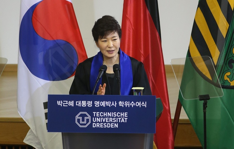 박근혜 대통령이 독일 국빈방문 중이던 2014년 3월28일 드레스덴 공대에서 한반도 통일 프로세스를 밝히는 모습. <제이티비시>는 24일 최순실씨의 컴퓨터에 보관된 파일 가운데 ‘드레스덴 연설문’이 있었으며, 대통령이 연설하기 전에 전달받아 수정한 정황을 발견했다고 보도했다.  드레스덴/연합뉴스