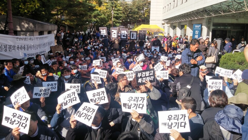 경찰이 25일 오후 3시부터 백남기 농민의 부검영장을 집행하겠다고 밝힌 가운데, 집행 시간 10분 전 투쟁본부와 시민들이 백 농민의 주검이 안치된 서울대병원 장례식장 앞을 막고 있다. 사진 고한솔 기자 sol@hani.co.kr