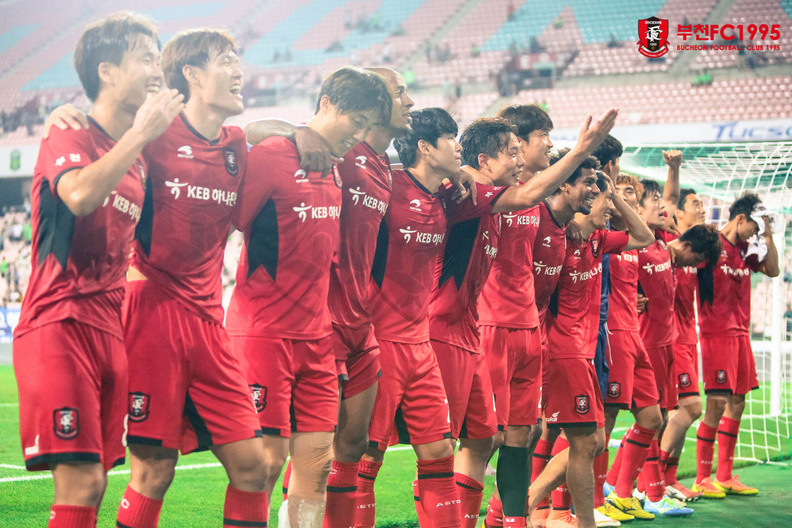 부천FC 선수들이 지난 7월13일 전주월드컵경기장에서 열린 2016 축구협회(FA)컵 8강전에서 전북 현대를 3-2로 누르고 4강에 오른 뒤 환호하고 있다. 부천FC 제공