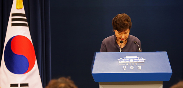 박근혜 대통령이 25일 오후 청와대 춘추관에서 연설문 유출과 관련 대국민 사과 기자회견을 시작하기 전 인사를 하고 있다. 청와대사진기자단, 한겨레