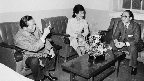 1976년 박정희 대통령(왼쪽)이 대한구국선교단 야간진료센터를 방문, 최태민 총재(오른쪽)와 얘기를 나누는 장면. 가운데는 박근혜 대한구국선교단 명예총재.