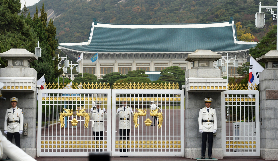 26일 청와대 본관 앞의 모습. 박근혜 대통령은 전날 최순실 국정농단 의혹과 관련해 사과 기자회견을 했으나, 이튿날 새누리당은 청와대·내각의 전면개편과 ‘최순실 특검’ 도입을 당론으로 채택했다. 청와대사진기자단.