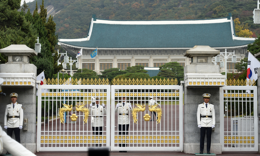 청와대 ‘공황’…참모들 “관두고 싶어도…”