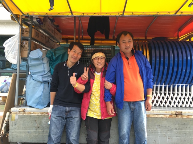 고 백남기 농민의 빈소인 서울 종로구 혜화동 서울대병원 장례식장 1층에 세워졌던 ‘희망 포장마차'가 27일 문을 닫는다. 밥차를 운영했던 오영애(가운데)씨가 함께 자원봉사를 했던 방동국(왼쪽)·이형우(오른쪽)씨와 기념 사진을 촬영했다. 사진 오영애씨 제공