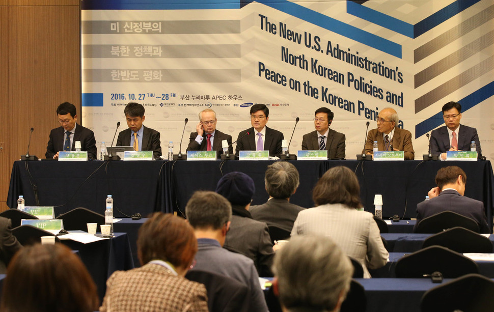 제12회 한겨레-부산 국제심포지엄 제1세션 발제자와 토론자들이 27일 오전 부산 해운대구 누리마루 아펙(APEC) 하우스에서 ‘미국 신정부의 북한 정책과 국제사회 동향’을 주제로 토론하고 있다. 부산/김봉규 선임기자 bong9@hani.co.k
