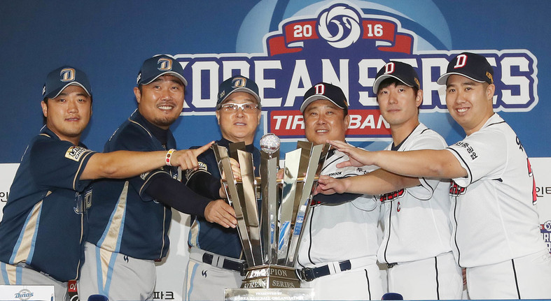 28일 오후 서울 잠실구장에서 열린 2016 케이비오(KBO)리그 한국시리즈 미디어데이에서 엔씨, 두산 선수들이 포즈를 잡고 있다. 왼쪽부터 박석민, 이호준, 김경문 감독(이상 엔씨), 김태형 감독, 김재호, 유희관(이상 두산). 연합뉴스