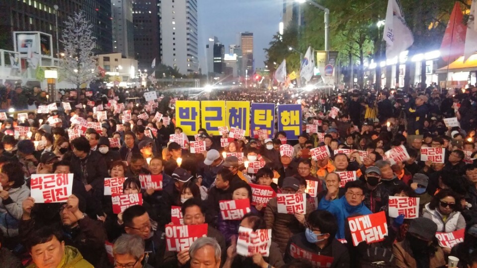 29일 오후 6시 현재 서울 청계광장에 모여 있는 시민들의 모습. 고한솔 기자