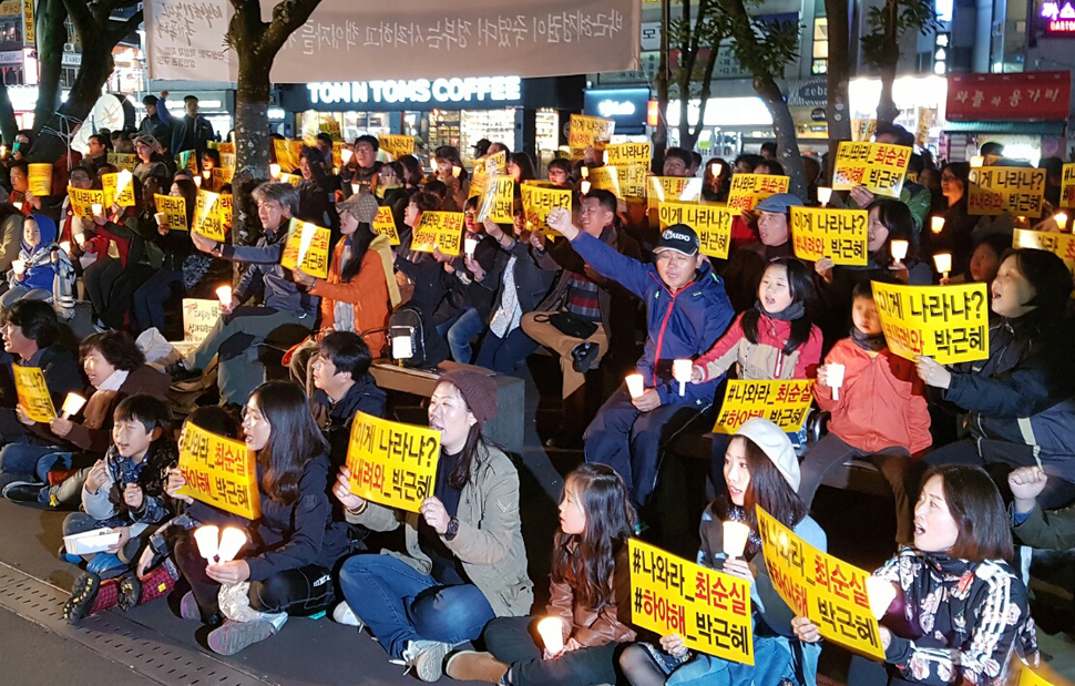 29일 저녁 7시 제주시청 어울림마당 앞에서 열린 제주지역 촛불집회에 참가한 시민들이 ‘박근혜 하야’를 외치고 있다.