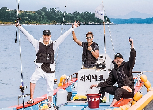 tvN ‘삼시세끼-어촌편3’에 출연중인 에릭, 이서진, 윤균상. tvN제공