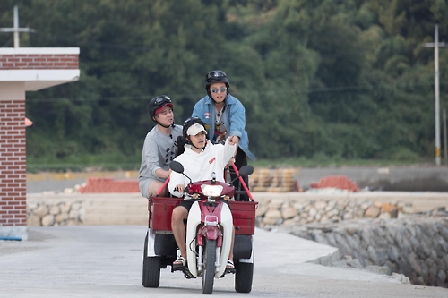 tvN ‘삼시세끼-어촌편3’에 출연중인 에릭, 이서진, 윤균상. tvN제공