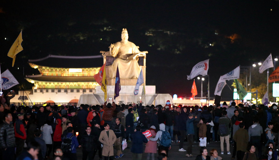 29일 오후 서울 종로구 청계광장에서 민중총궐기 투쟁본부 주최로 '모이자! 분노하자! #내려와라 박근혜 시민 촛불' 집회를 마친 시민들이 광화문 세종대왕 동상 근처에서 경찰과 대치 하고 있다.김봉규 선임기자 bong9@hani.co.kr