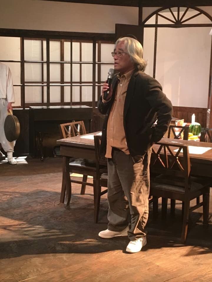 지난 27일 서울 명륜동3가 ‘30스튜디오’ 개관 전야 행사에서 소감을 밝히는 이윤택 연희단거리패 예술감독.