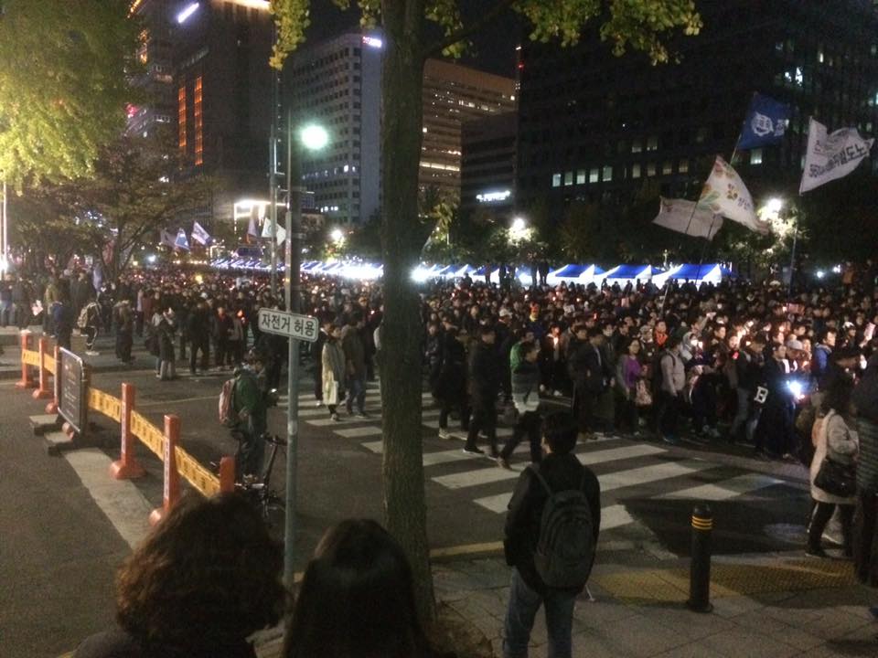도로행진에 나선 시민들이 박근혜 하야를 외치며 청계천을 지나가고 있다. 권은중 기자