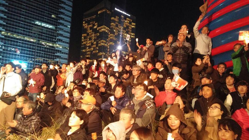 29일 저녁 7시 50분 현재 청계광장을 가득 메운 시민들. 고한솔 기자