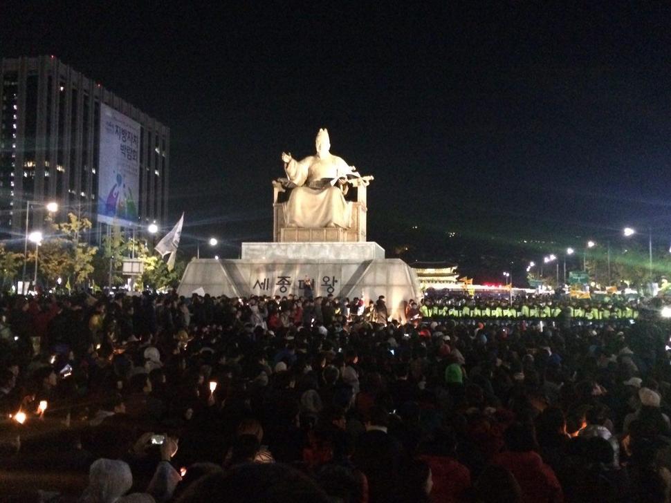 29일 오후 9시 현재 서울 광화문광장에서 “박근혜 하야” 촛불집회 참여 시민들이 경찰에 가로 막혀 있다. 박수진 기자