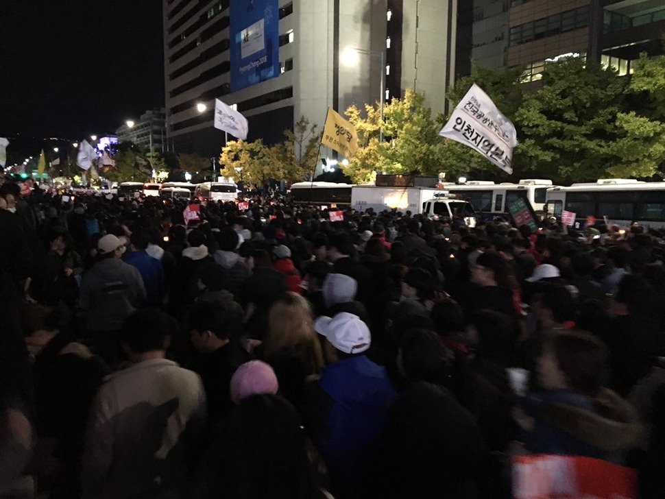 29일 오후 9시20분 현재 서울 광화문광장에서 “박근혜 하야” 촛불집회 참여 시민들이 경찰에 가로 막혀 있다. 트위터로 사진을 제공한 더블루테이블 @2yjhope 님은  “아이 데리고 나온 부모와 유모차 끌고나온 젊은 부부가 많다. 20대와 10대도 많다”고 현장 분위기를 전했다.