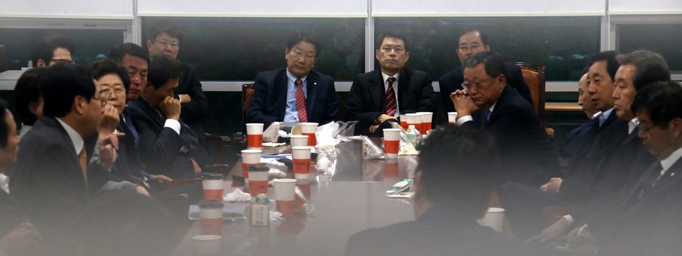 새누리당 김무성 전 대표(오른쪽 둘째)와 심재철 국회 부의장(왼쪽 둘째) 등 비박계 의원 40여명이 31일 오전 국회 의원회관에서 긴급모임을 갖고 지도부 퇴진 요구 등 최순실씨 국정농단 사태에 대한 수습 대책을 논의하고 있다. 이정우 선임기자 woo@hani.co.kr
