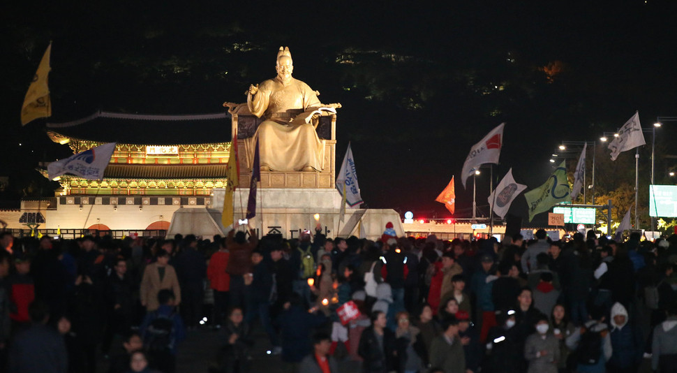 29일 오후 서울 종로구 청계광장에서 민중총궐기 투쟁본부 주최로 '모이자! 분노하자! #내려와라 박근혜 시민 촛불' 집회를 마친 시민들이 광화문 세종대왕 동상 근처에서 경찰과 대치 하고 있다.김봉규 선임기자 bong9@hani.co.kr