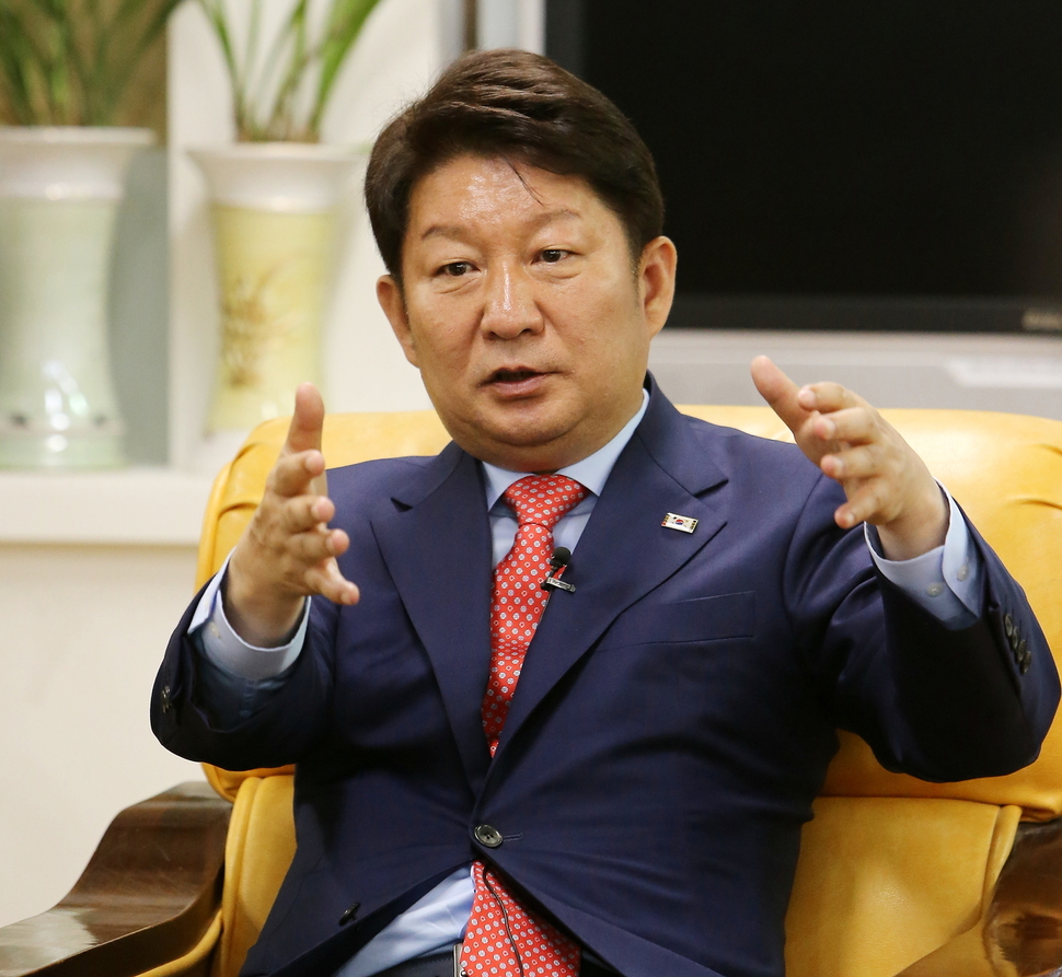 권영진 대구시장이 1일 오전 대구시청에서 기자회견을 자청해 최순실 게이트를 해결하려면 국회를 해산하고 내년 말 대통령선거와 동시선거를 해야 한다고 밝히고 있다. 대구시 제공