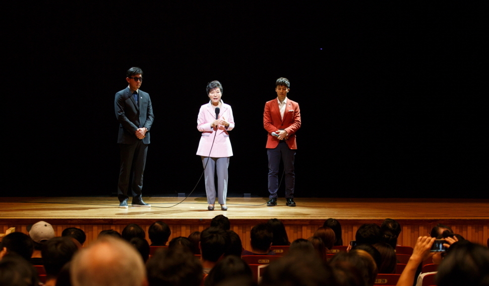 박근혜 대통령이 ‘문화가 있는 날' 행사의 일환으로 2014년 8월 27일 오후 서울 종로구 상명대학교 상명아트센터에서 열린 융복합 공연 ‘하루(One Day)'를 관람하기에 앞서 무대에 올라 인사말을 하고 있다. 왼쪽이 차은택 공연 총연출자다. 청와대사진기자단