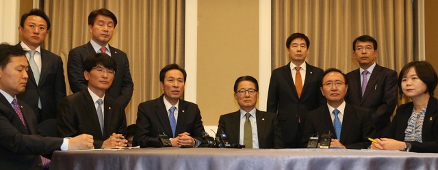 야3당 원내대표들이 1일 오전 국회 귀빈식당에서 만나 최순실게이트 관련 특검과 거국내각을 논의하기에 앞서 머리발언을 하고 있다. 앞줄 왼쪽 셋째부터 우상호(더불어민주당), 박지원(국민의당), 노회찬(정의당) 원내대표. 이정우 선임기자 woo@hani.co.kr