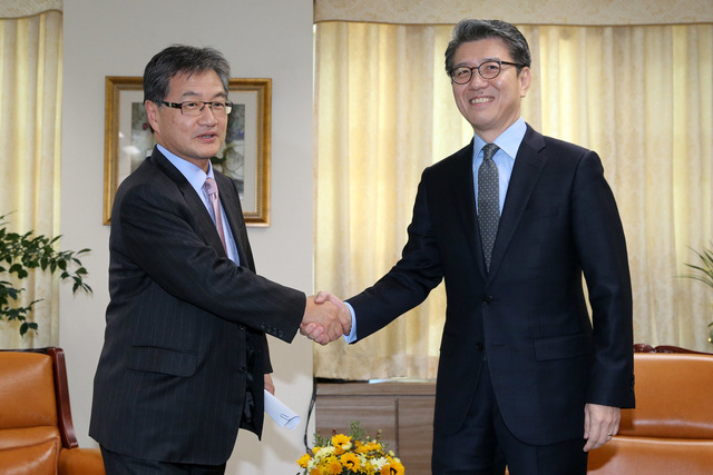 김홍균 외교부 한반도평화교섭본부장(오른쪽)과 조셉 윤 미국 국무부 대북정책 특별대표가 1일 오전 서울 도렴동 외교부에서 만나 한미 6자회담 수석대표 회담을 하기 전 악수하고 있다. 김정효 기자 hyopd@hani.co.kr