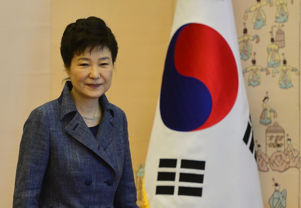박근혜 대통령이 1일 오전 청와대에서 열린 주한대사 신임장 제정식에 참석하고 있다.  청와대 사진기자단