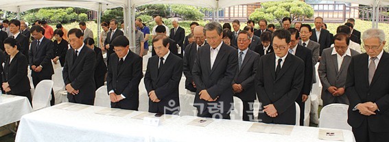 우병우(뒷줄 왼쪽에서 두번째) 전 수석의 장인 이상달씨의 5주기 추도식에 참석한 김병준(앞줄 왼쪽에서 네번째) 총리 후보자. 고령신문 갈무리