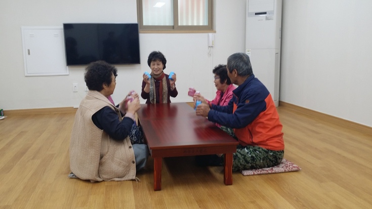 2일 부산 해운대구 반송동에 있는 홀몸 노인 공동생활가정 ‘행복사랑채’의 2층 사랑방에서 입주한 홀몸 노인들이 복지관의 치매 예방 수업을 듣고 있다. 김영동 기자