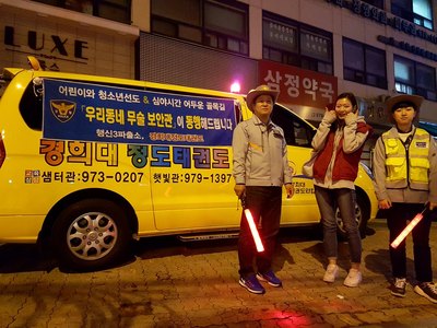 경기도 고양시의 한 주민이 ‘우리동네 무술보안관’의 안심귀가 서비스를 이용하고 있다.