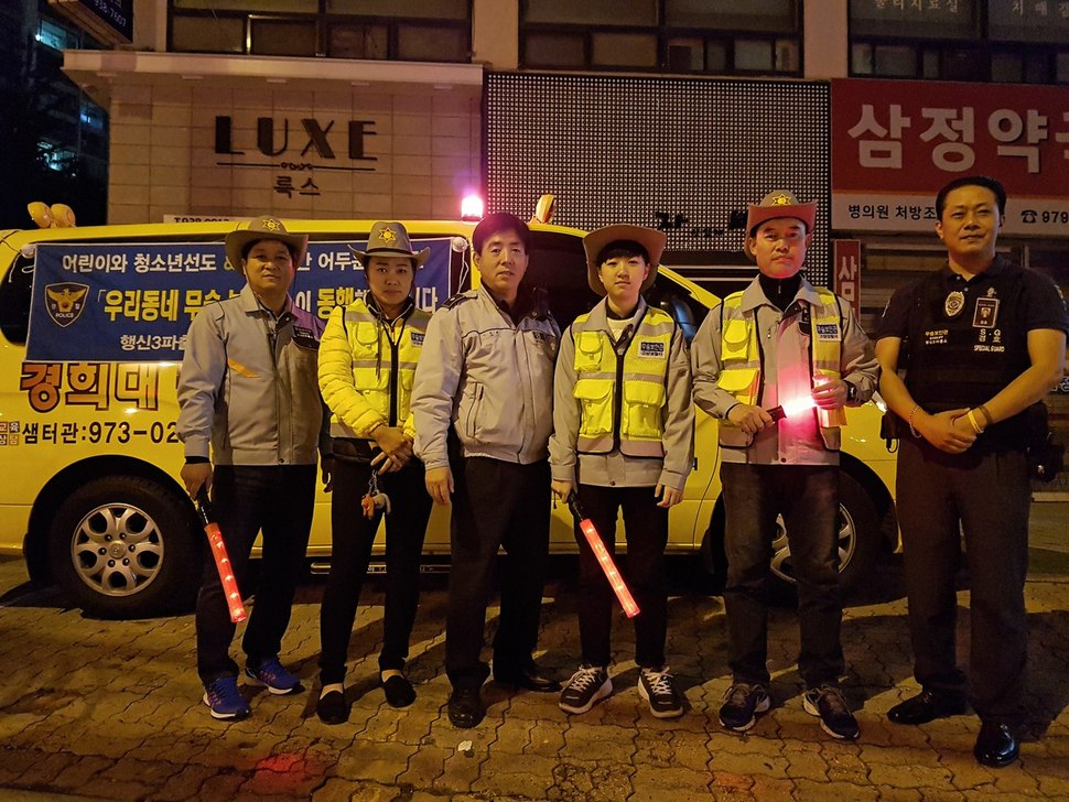 경기도 고양시 덕양구 행신3동 무술체육관 관장·사범 등으로 꾸려진 ‘우리동네 무술보안관’들이 지난달 26일 여성·아동을 위한 안심 귀가 자원봉사에 나서고 있다.