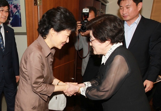 2012년 8월22일 이희호는 김대중평화센터로 예방한 새누리당 18대 대선후보 박근혜(오른쪽)를 맞아 ‘남북관계 개선’을 요청했다. 하지만 대통령 당선 이래 지금껏 남북관계는 파탄 지경에 이르렀다.