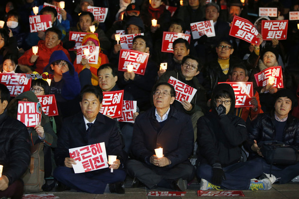 박원순 서울시장이 2일 오후 서울 파이낸스센터 앞에서 열린 민중총궐기투쟁본부 주최 박근혜 하야 촉구 촛불 집회에 참석해 촛불을 들고 있다. 이정아 기자 leej@hani.co.kr