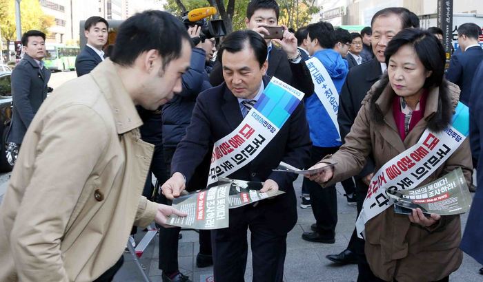 추미애 더불어민주당 대표가 당내 의원들과 2일 낮 서울 여의도역 앞에서 '박근혜-최순실 게이트' 거리 홍보전에 나서 유인물을 나눠주고 있다. 이정우 선임기자 woo@hani.co.kr