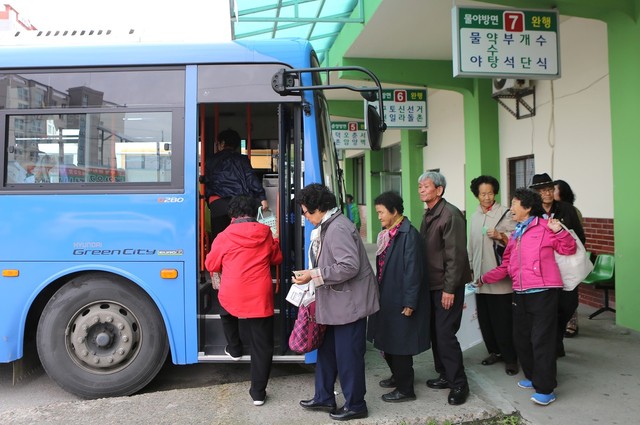 봉화읍 공용버스터미널에서 물야·오전약수탕 방면 차에 오르는 어르신들.