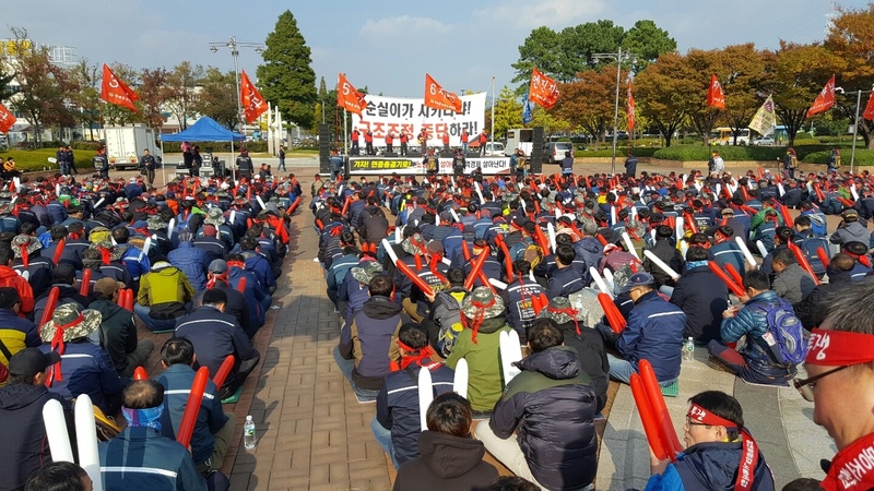 현대중공업 노조는 3일 울산 태화강역 광장에서 박근혜 대통령 퇴진과 조선업 구조조정 중단을 촉구하는 조합원 집회를 열고 시국선언을 발표했다.