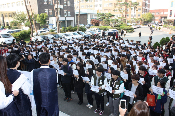 3일 오후 1시 대구 남구 대구교대 상록교육관 앞에서 학생 400여명이 박근혜 대통령 하야를 촉구하는 시국선언을 하고 있다. 김일우 기자 cooly@hani.co.kr