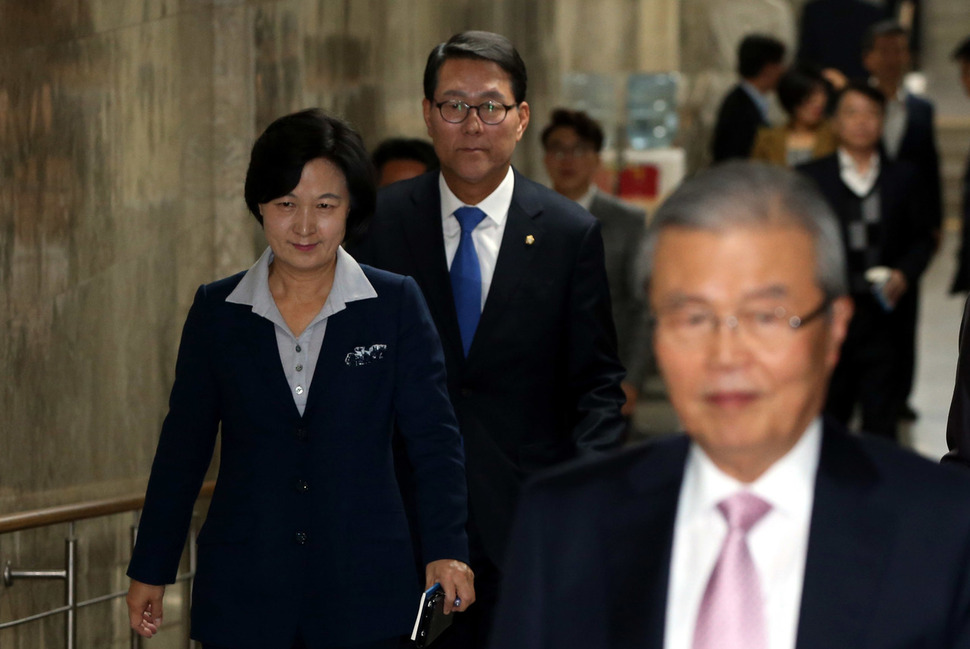 추미애 더불어민주당 대표가 3일 오전 국회에서 열린 비공개 의원총회를 마친 뒤 걸어나오고 있다. 맨앞은 김종인 전 대표. 강창광 기자 chang@hani.co.kr