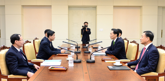 2015년 9월7일 오전 판문점 남측 평화의 집에서 열린 추석 계기 이산가족 상봉을 논의하기 위한 적십자 실무접촉에서 이덕행 대한적십자사 실행위원(오른쪽 둘째)과 박용일 조선적십자회 중앙위원(왼쪽 둘째)이 인사말을 하고 있다. <한겨레> 자료사진