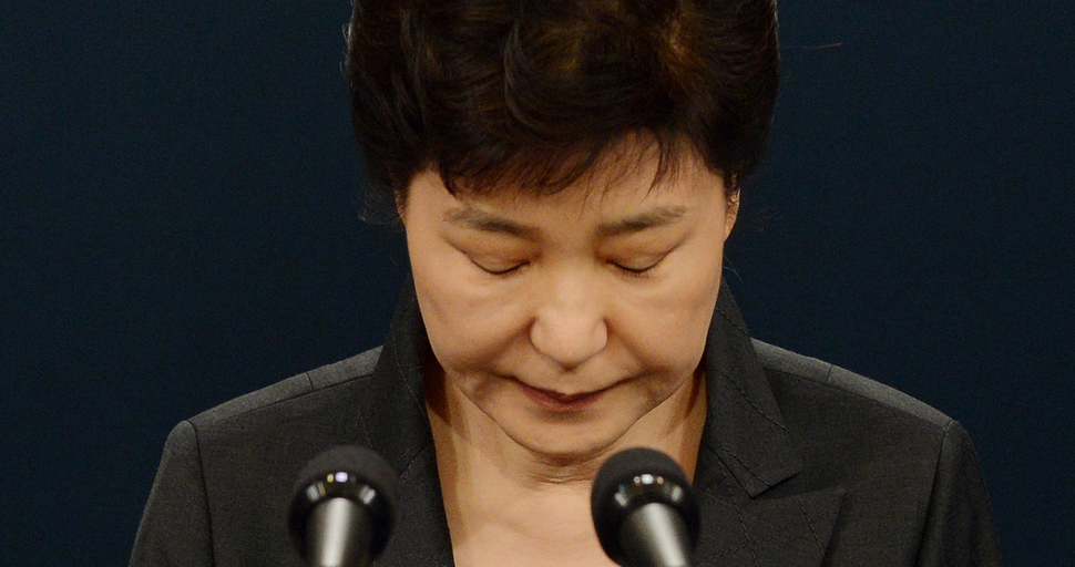 박근혜 대통령이 4일 오전 청와대 기자회견장에서 “최순실씨 관련 사건으로 이루 말할 수 없는 큰 실망과 염려를 끼쳐드린 점 다시 한번 진심으로 사과드린다”며 고개를 숙이고 있다. 청와대사진기자단