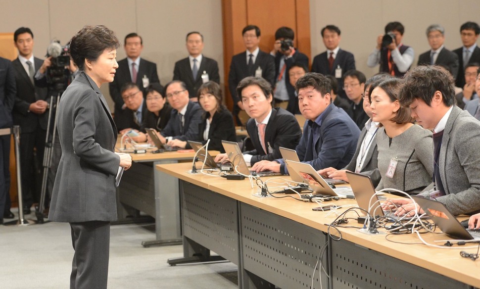 박근혜 대통령이 4일 오전 청와대 춘추관에서 대국민 담화를 통해 ‘최순실 국정농단’ 사태에 대해 사과한 뒤 기자들에게 다가가 “여러분께도 걱정을 많이 끼쳐서 정말 미안한 마음”이라고 말하고 있다.청와대사진기자단