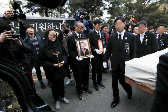 5일 오전 서울 종로구 서울대학교병원 장례식장에서 고 백남기 농민의 발인이 엄수되고 있다. 연합뉴스